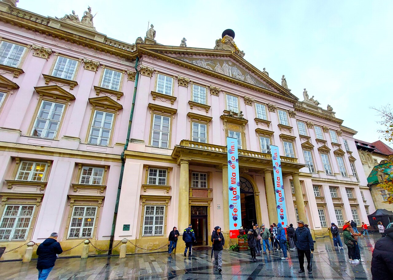 Brataslava-23-Pink-bldg-is-Primate-s-Palace---Mayor-s-office.jpg