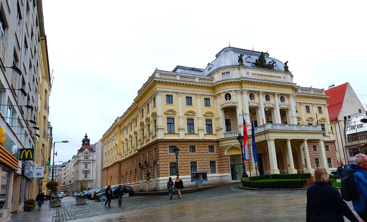 Brataslava-29-National-Theater.jpg