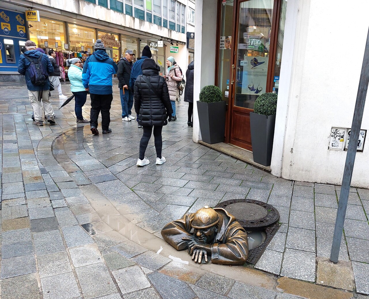 Brataslava-32-Manhole-guy-is-city-s-most-popular-statue.jpg