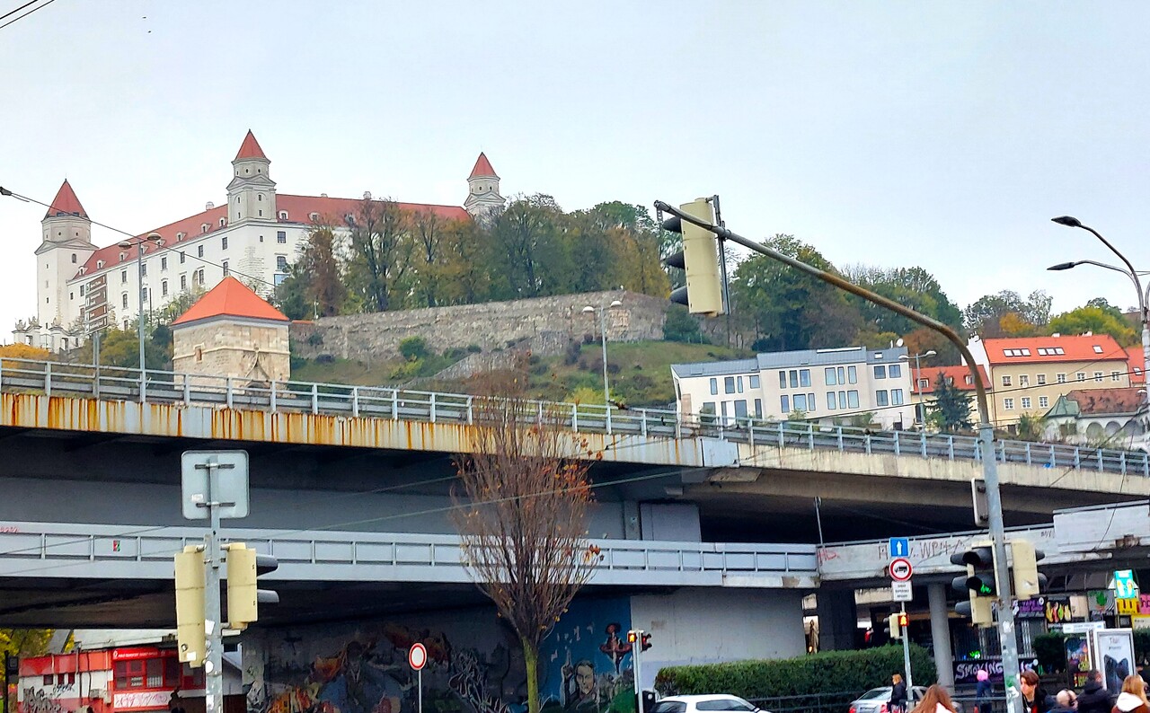 Brataslava-39-Castle-on-hill.jpg