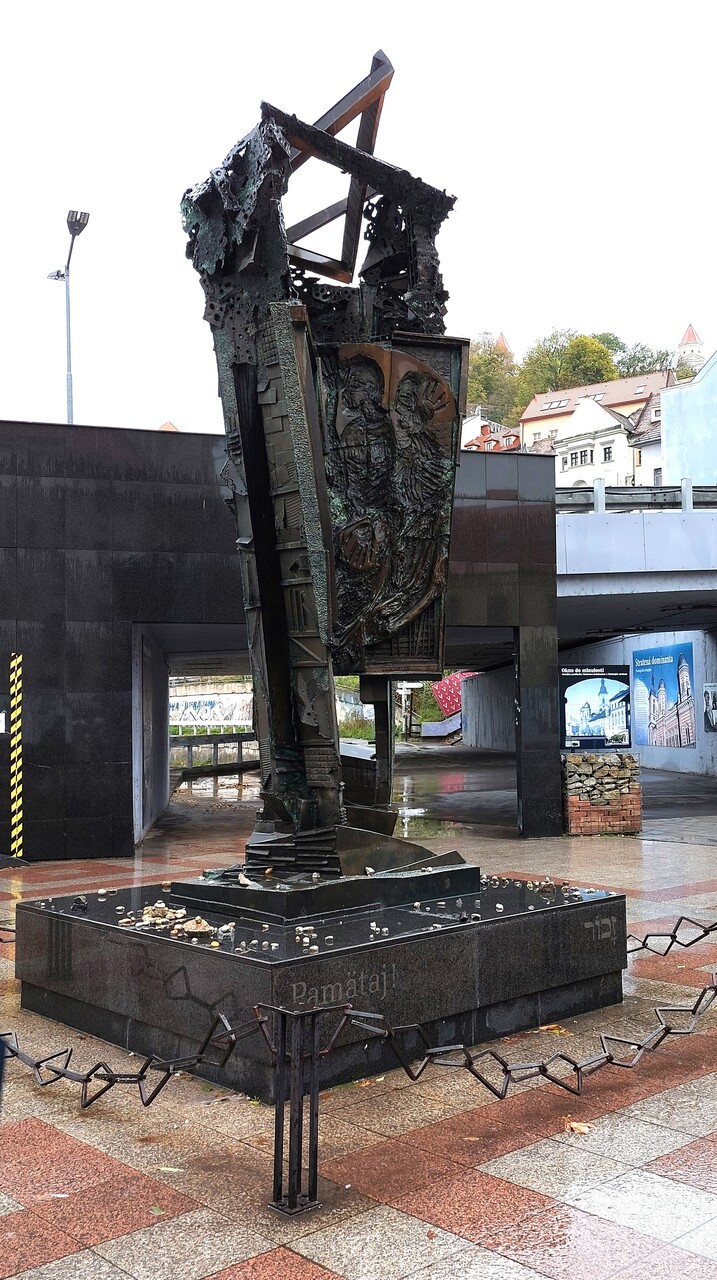 Brataslava-6-Holocaust-monument.jpg