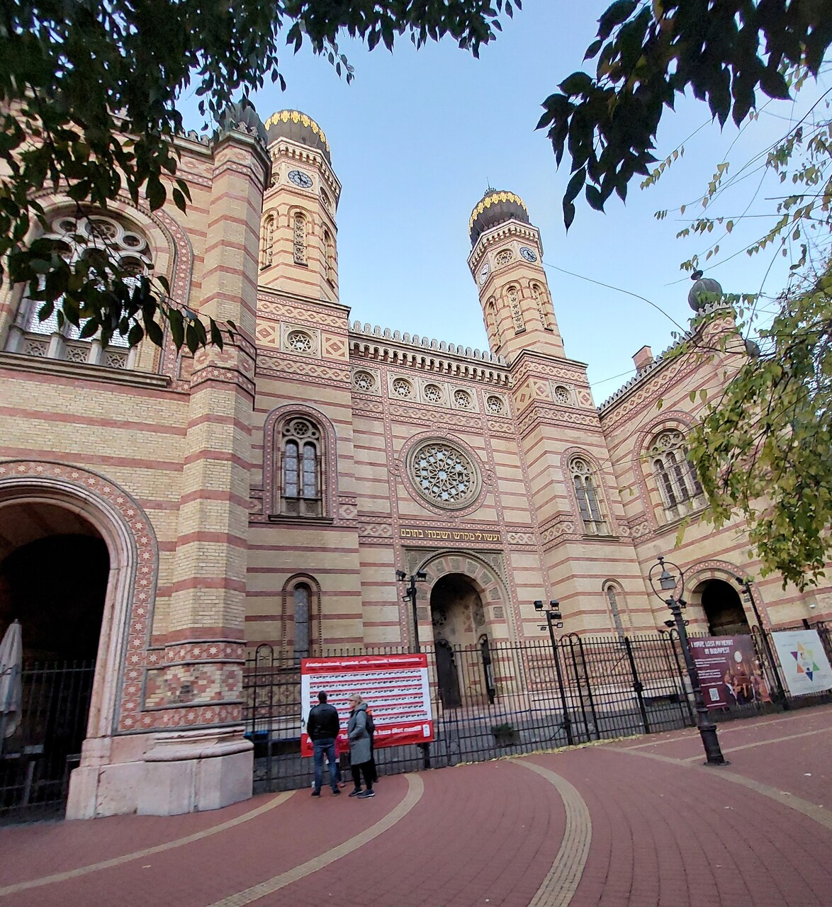 Budapest-Dohany-Synagogue-4.jpg