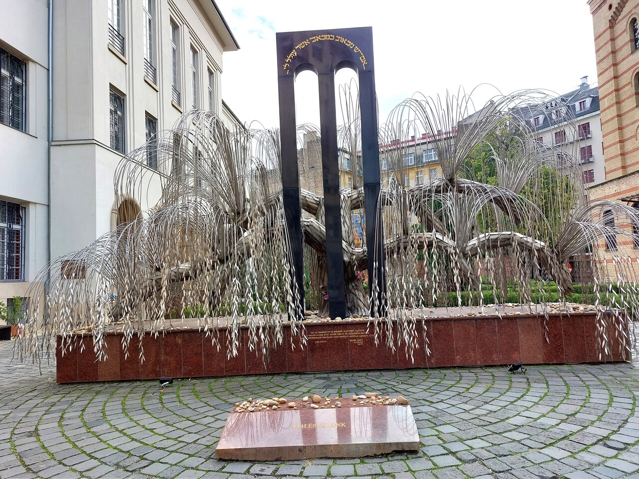 Budapest-Dohany-Synagogue-Holocaust-Memorial-Tree-2.jpg