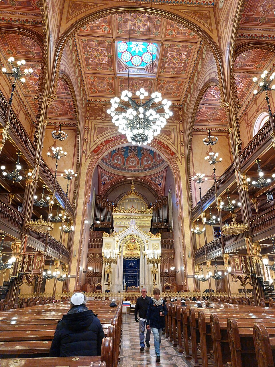 Budapest-Dohany-Synagogue-inside-1.jpg