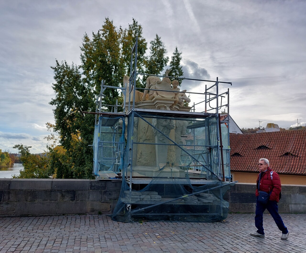 Prague-Views-from-Charles-Bridge-11-cleaning-statue.jpg