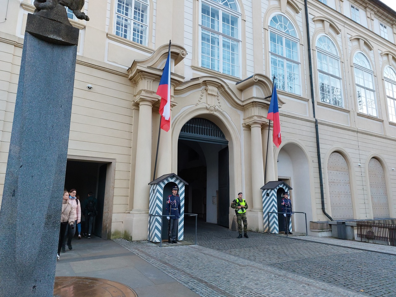 Prague-castle-18-inner-entrance.jpg