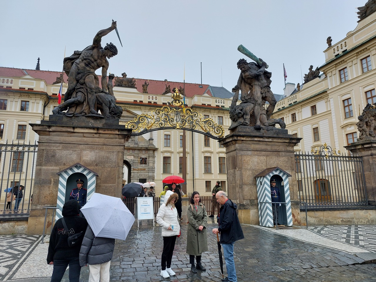 Prague-castle-19-outer-gate.jpg