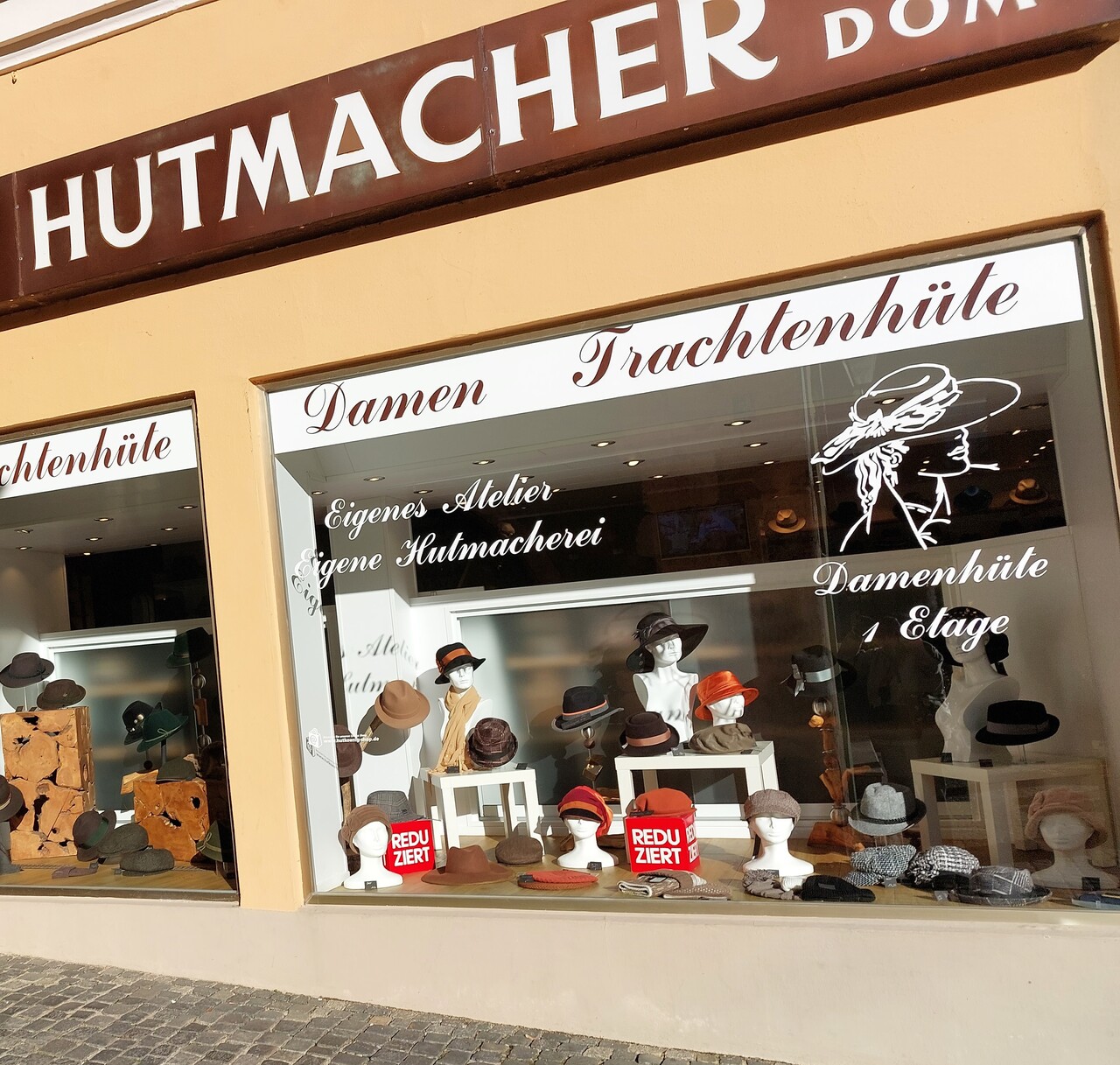 Regensburg---der-Hutmacher-made-Johnny-Depp-s-Mad-hatter-hat.jpg