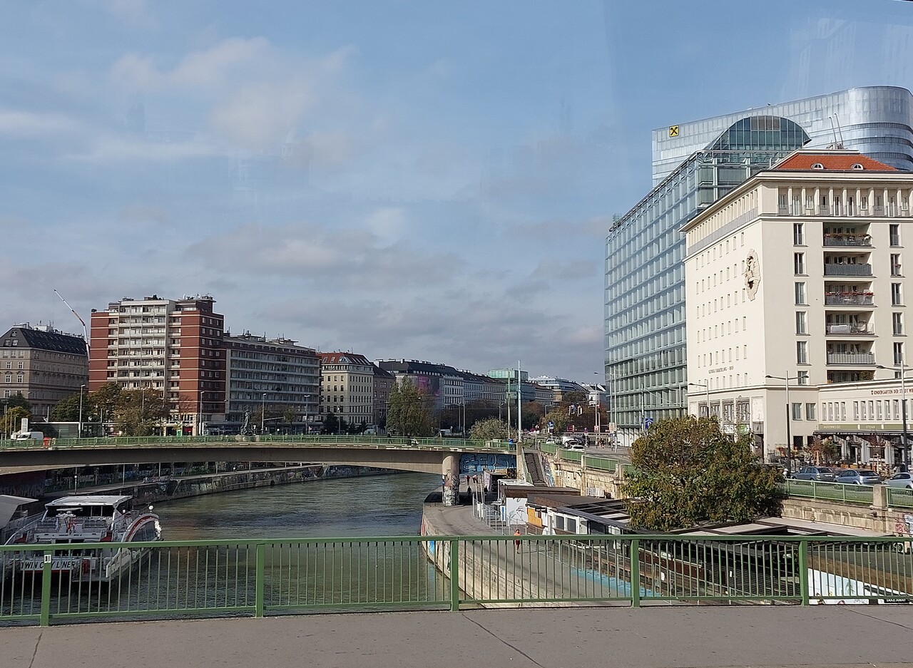 Vienna---bus-ride-Crossing-bridge-2a.jpg