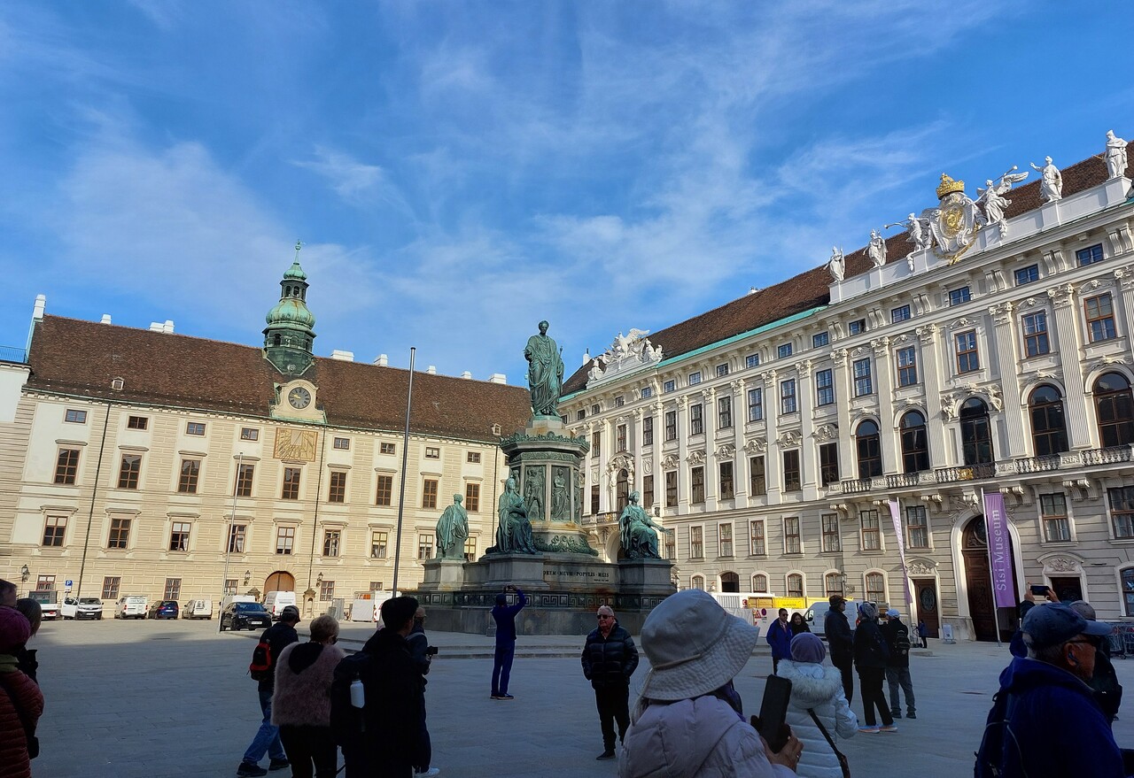 Vienna-Imperial-Palace-19a.jpg